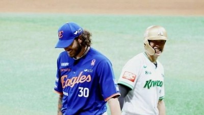 폰세의 SNS 추억. 최재훈, 문동주, 정우주... 그런데 송성문이 왜나와. 기분 좋다. 유니폼도 교환했다[고양 코멘트]