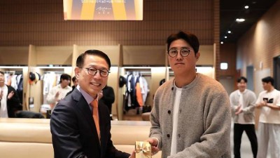 한국시리즈 준우승을 축하합니다 통 큰 회장님, 오렌지색 신상 휴대폰 60개 선물했다