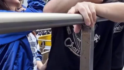 남편이 1조 버는데…오타니 아내 구형 스마트폰에, 출퇴근길 운전사 역할까지