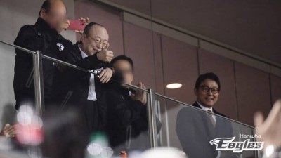 '준우승도 잘한거야' 김승연 한화 회장, 이글스 구단에 '오렌지색' 휴대전화 선물