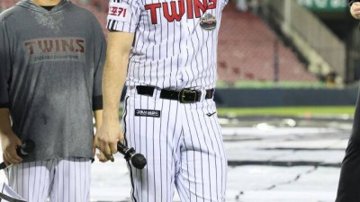 'ERA 0'인데 방출이라니, 'LG 출신' 잠실 예수의 싸늘한 겨울…리스크는 확실, 새 둥지 찾을 수 있나