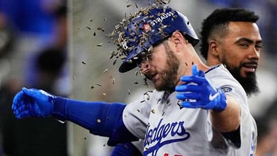 'WS 2연패' 다저스, 구단 옵션 145억원에 내야수 먼시와 동행 연장