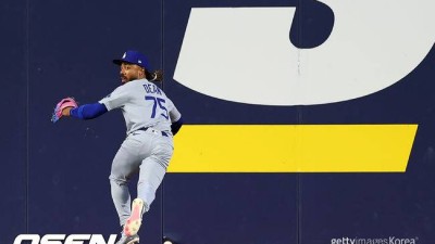 '이럴 수가' 다저스와 사사키 구했던 6차전 그 중견수, WS 우승 후 방출→이정후 동료 됐다