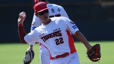 팔 안 펴져 4년 괴롭힌 고통…KIA 트레이드 승부수, 포수 포기 안 해서 고맙다