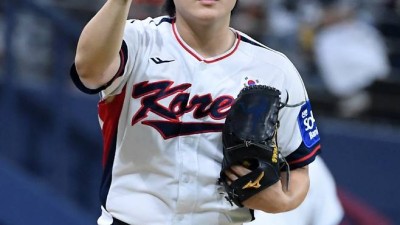 체코 선수에게도 몸맞은 공에 한국식 인사. 곽빈 156km 강속구 2이닝 4K 무실점[고척 현장]