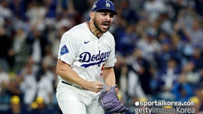 '충격 비보'에 모두 한목소리로 추모, 다저스 '극적 우승' 뒤에 이런 일이…개막전에 그에게 기립박수를 보내자