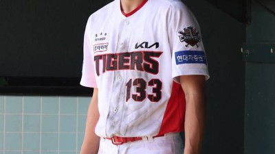 '이코노미석 꾸깃' 1m90 장신 KIA 신인의 오키나와 드림…타이거즈 대표 3루수 되고 싶다
