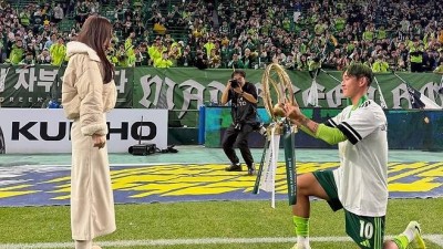 K리그1 우승컵이 결혼 선물!…'예비신랑' 송민규, 곽민선 아나운서에 '트로피 바쳐' 눈길