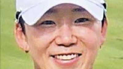 신지애, 골프채 놓고 마이크… “유소연 결혼식 축가 불러요”