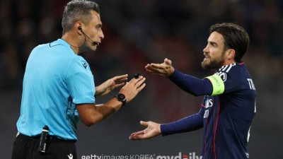 'PSG 역겹다'…이강인 가격하고 퇴장 당한 리옹 수비수, SNS 공개 저격