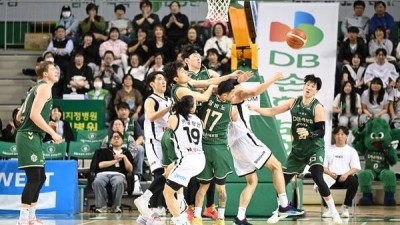 '이럴 수가' 난장판 그 자체...비디오 판독이 가른 승부, 김선형 없는 KT, 천신만고 끝에 DB 꺾고 연패 탈출