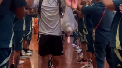 '한국과 명승부' 일본에는 꽃길 깔아줬다…FIFA 회장 극찬 이게 바로 축구 하이파이브 '감동적 우정' 찬사