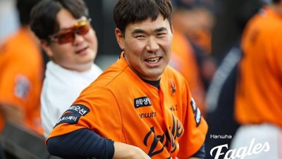 ‘파격’ 한화는 어떤 확신이 있었나, 입단 2년 만에 플레잉코치라니,… 세 토끼 다 잡은 '한 수'