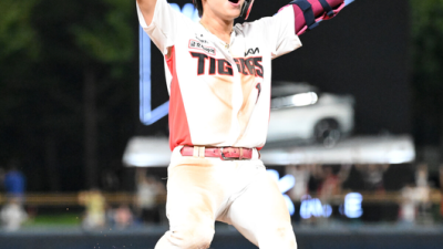 차이가 크다 대체 얼마길래, 롯데-KT도 버거운데 두산까지 회장님 지갑 열었다...고민하는 KIA, 박찬호 머니게임 뛰어들까