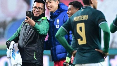 ‘쏘니와 셀카는 못 참지!’ 볼리비아 코칭스태프&선수들, 손흥민에게 사진요청-유니폼 교환 세례