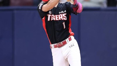 ‘9위’ 두산에 박찬호 뺏긴 이범호-김태형, 외국인으로 메운다? 우승 감독들 머리 터진다