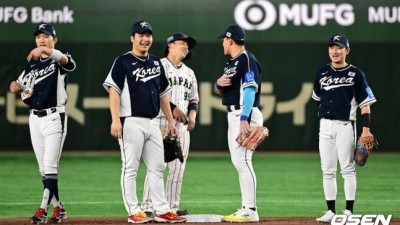 안현민·신민재가 둘러싼 日선수 어리둥절 무슨 말인지 몰라서 웃기만 했다