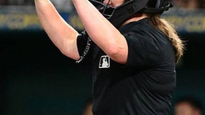 ‘1차전 판정 논란’ 여성 신인 심판, 2차전에서는 2루심 맡았다…ML 3년차 발루 심판이 주심 [오!쎈 도쿄]