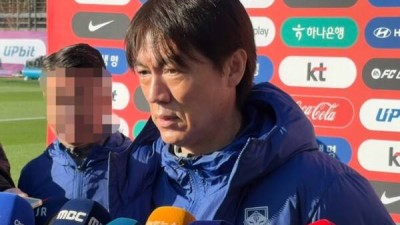 [현장포커스] 또또또 홍명보 감독, 작심발언 자꾸 스리백, 포백 말씀하시는데...큰 역할 차이 없어 확고한 철학, '플랜A, B 모두 챙긴다'