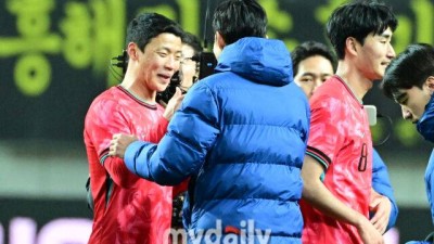 손흥민 눈총 제대로 받은 황희찬 'PK 실책이 이렇게 민망할까' [곽경훈의 현장]