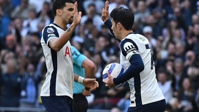 손흥민 얼마나 좋으면 유니폼 액자에 넣어 보관 중 토트넘 전 동료의 고백 UEL 우승 후 가장 먼저 생각났다