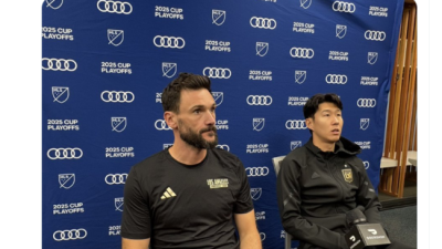 'SON 옆에서 인터뷰' GK 요리스의 불만 폭주 PO 4강전이 '인조잔디'에서 열리다니