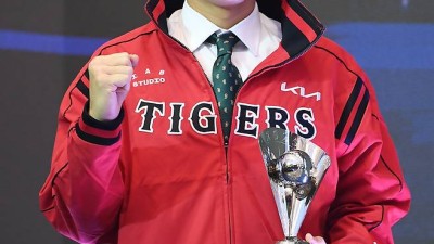 바로 강백호 잡고…'KIA 유일' 수상자의 이유 있는 농담, 왜 한화 단장에게 감사 표했나