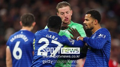 '이게 팀이야?' 맨유-에버턴 경기서 동료 선수 폭행→퇴장 선언...말싸움 중 뺨 때렸다