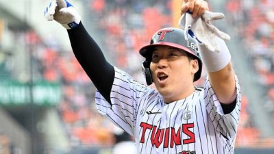 “에이전트 화이팅” 김현수, 왜 FA 계약 늦어지나…돈은 KT, 명예는 LG, 두 마리 토끼를 잡을 수는 없다