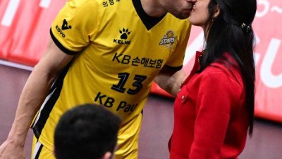 애틋한 작별 키스, '잠시 안녕'...사랑하는 아내를 떠나보낸 비예나 [유진형의 현장 1mm]