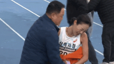 감독 손이 여자선수 허리 아래로···인천마라톤 '신체접촉 논란' 해명 들어보니