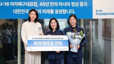 ‘신인감독’ 김연경, 이사장 자격으로 ‘리틀 김연경’ 손서연 만났다