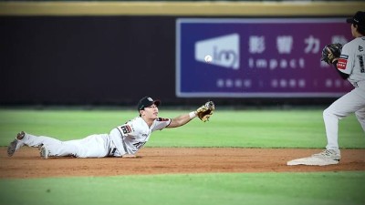 박찬호 놓쳤는데 웃음이 나오다니...18세 신인이, 80억 유격수를 잊게 만들고 있다
