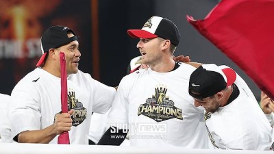 [공식발표] LG 우승멤버 지켰다! '4년 연속' 오스틴, '2년 연속' 치리노스-톨허스트와 총액 430만 달러 재계약