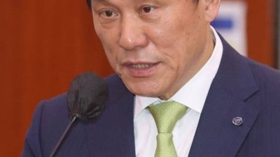 허구연 총재 ‘진퇴’ 놓고 KBO 내·외부 암투 격화…정치권까지 나서‘사퇴’ 종용