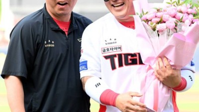 감독님 죄송합니다 최형우의 전화, 우승 2번 시켜준 선수 이범호 감독 애써 웃으며 보냈다