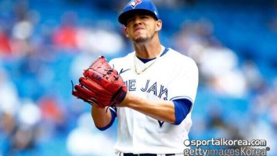 폰세 계약 '1호 피해자' 발생? 선발 자리 '꽉 찬' 토론토, 베리오스 '트레이드 카드' 만지작