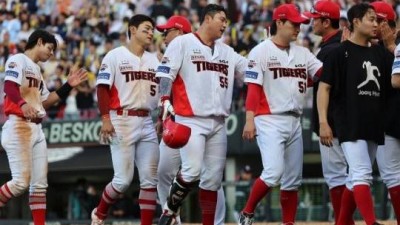 '총체적 난국' KIA 내부 FA 3명 줄줄이 이탈…양현종·조상우 협상도 난항, 팬들 비난 거세