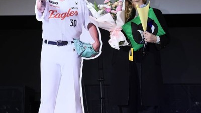 폰세 아내 아기가 옹알이로 '한화'부터 할 것 같아…'진짜 안녕' 트로피 들고 가족 모두 美 출국 [현장]