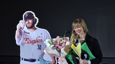 폰세는 미국으로, 아내 엠마의 한국 사랑 “딸이 말을 시작하면 한화, 이글스를 말할 것 같다”
