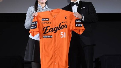 “한화 진짜 미래가 왔다!”…문현빈, ‘괴물 성장’으로 올해의 타자상 품었다 [올해의 상]