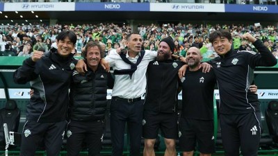 [단독] K-심판들의 ‘눈엣가시’ 거스 포옛 사단, 끝내 전북 떠난다!…코리아컵 파이널이 고별전→“헌신한 포옛과 ‘인종차별자’ 오명 쓴 타노스에 두번째 트로피까지” 녹색군단, ‘더블’ 의지 활활