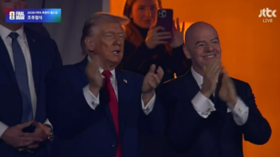 월드컵 조추첨에 트럼프 美 대통령 등장… '괴짜 대통령'이 기립박수 보낸 사연
