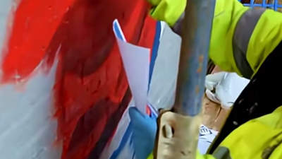 역시 손흥민, 태극기 몸에 감고 '눈물' 英 벽화에 새겼다…직접 디자인 참여 → 찰칵+태극기 토트넘에 영원히