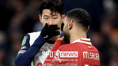 “손흥민 대체 영국에서 어떤 싸움을 한 걸까”…핵폭탄 살라, 英 매체 싸잡아 저격 “케인은 못해도 괜찮고 난 벤치로 몰아내→팀이 날 보호하지 않아”