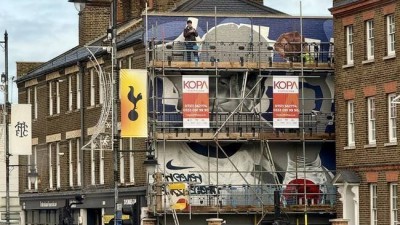 손흥민이 직접 고른 벽화, 이 모습입니다...태극기 두르고 트로피 '번쩍'+찰칵 세리머니