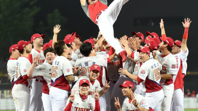 이범호 은퇴식 못봤나? 두 번 우승시킨 최형우 성대한 은퇴식 못해준다니...KIA, 임창용 궤변에 부글부글