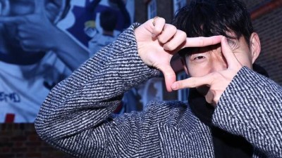 이제는 진짜 이별이다… 자신의 벽화 앞에서 ‘찰칵’ 세레머니한 손흥민, 토트넘 “우리 클럽의 아이콘”