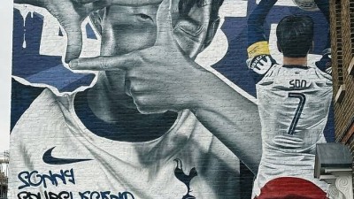 '드디어 완성' 손흥민 대형 벽화 공개, 런던 시내에 '태극기 두른 세리머니'