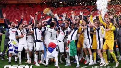 이 '역대급 장면' 런던 한복판에 '대형 벽화'로 부활...21세기를 대표하는 이름